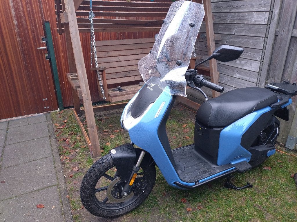 V moto F01 elektrische brommer, Maximaal 45 km/u, Zo goed als nieuw, 3 versnellingen, Ophalen