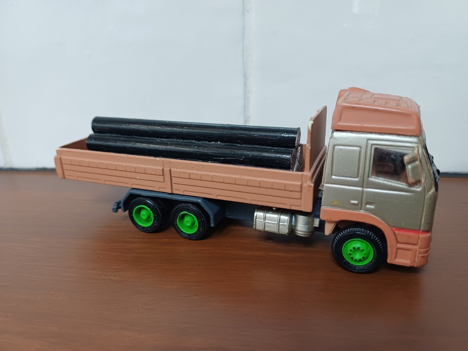 Kentoys Volvo Globetrotter vrachtwagen met boomstammen, Ophalen of Verzenden, Gebruikt