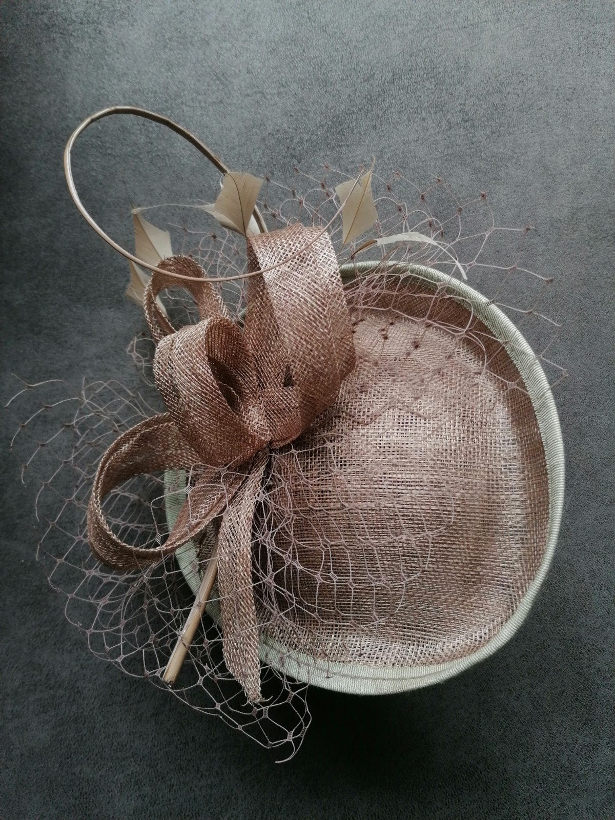 Lichtbruine fascinator, Ophalen, Zo goed als nieuw, One size fits all, Hoed