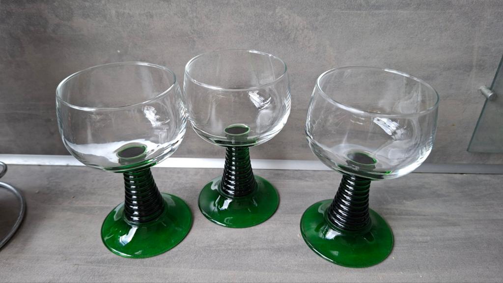 Set van 3 Duitse wijnglazen met groene voet, Antiek en Kunst, Antiek | Glas en Kristal, Ophalen of Verzenden