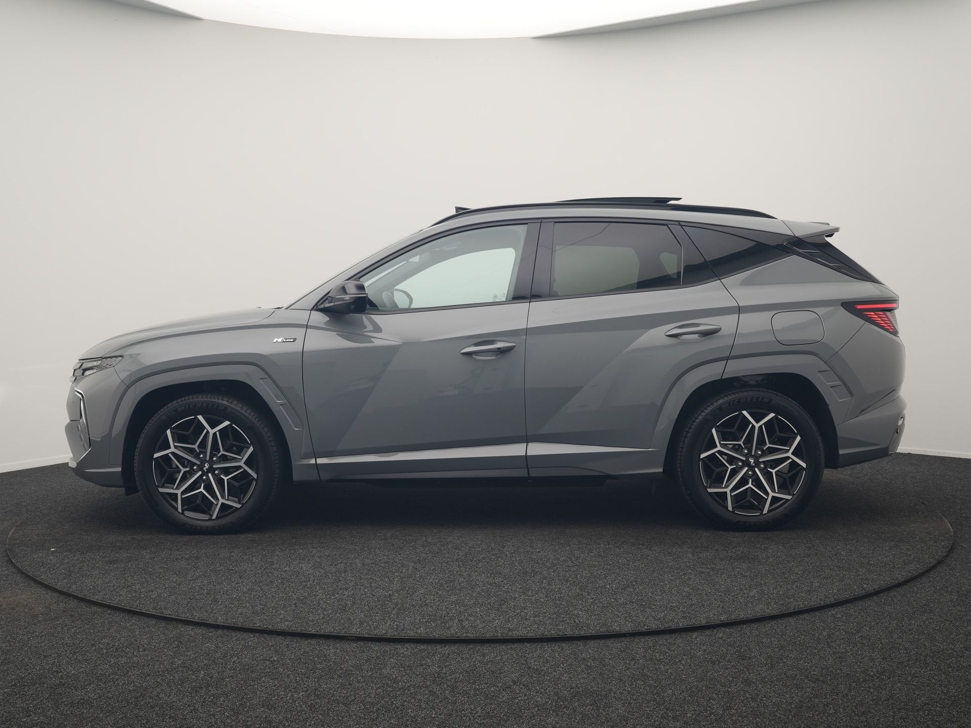 Hyundai Tucson 1.6 T-GDI PHEV N Line Sky 4WD 265pk Dealer O., Auto's, Automaat, Gebruikt, Zwart, 4 cilinders
