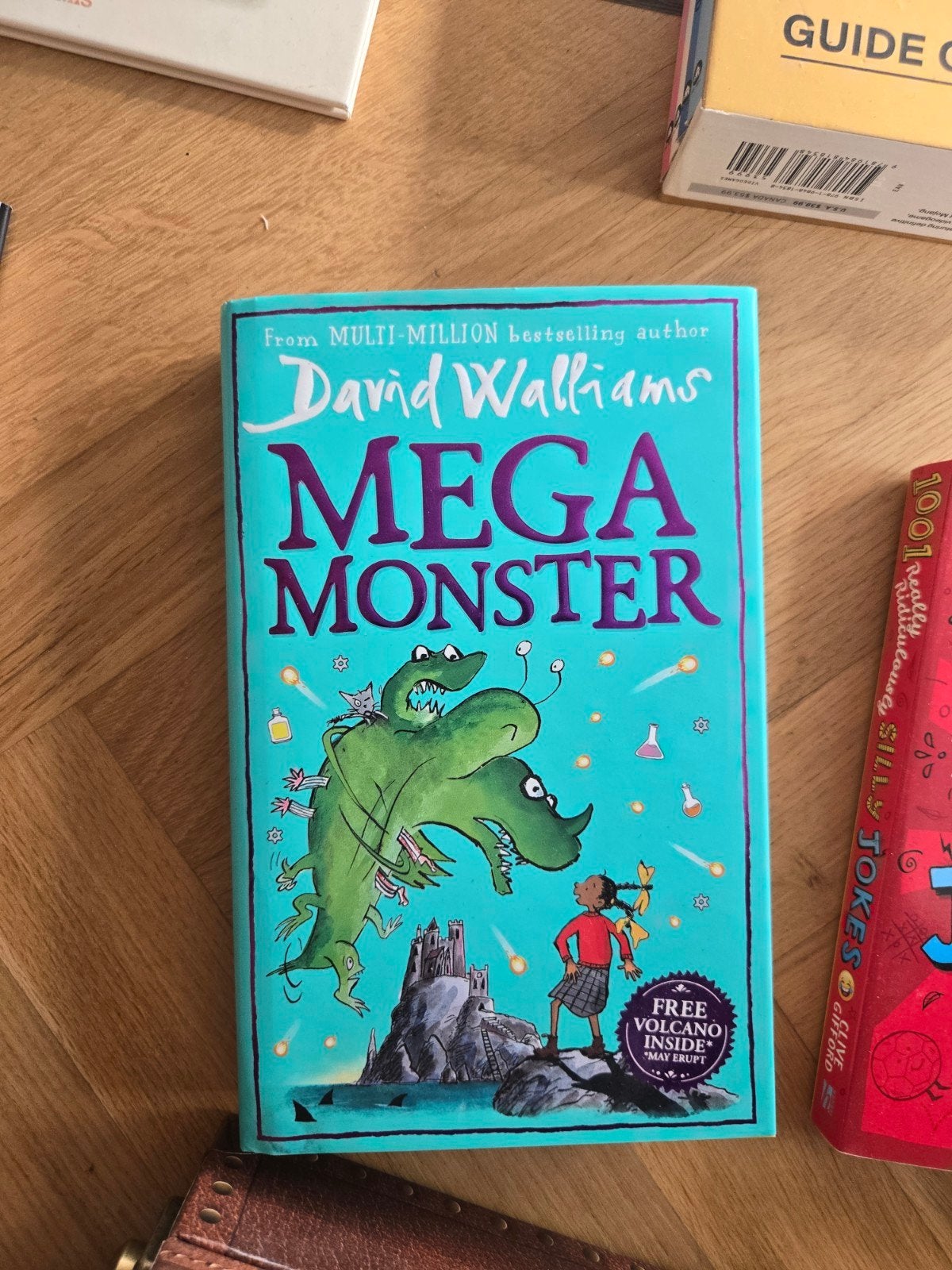 Mega Monster - David Walliams (Hardcover), Ophalen of Verzenden, Zo goed als nieuw, David Walliams, Fictie algemeen