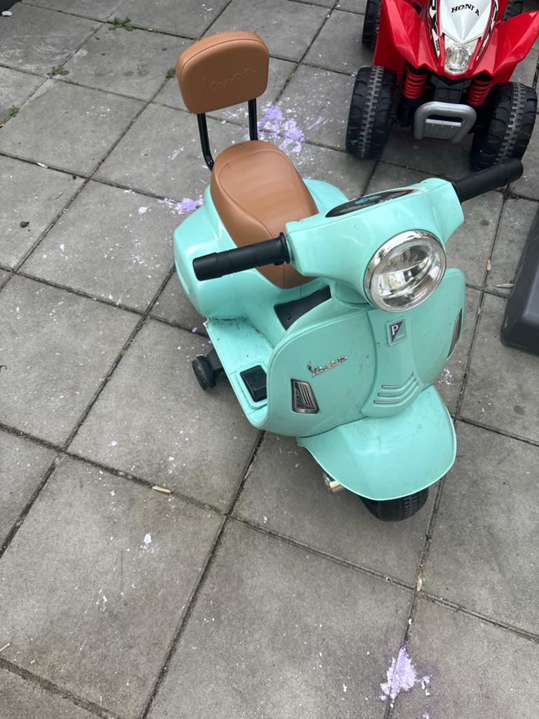 Vespa elektrische scooter voor kinderen, Ophalen, Gebruikt