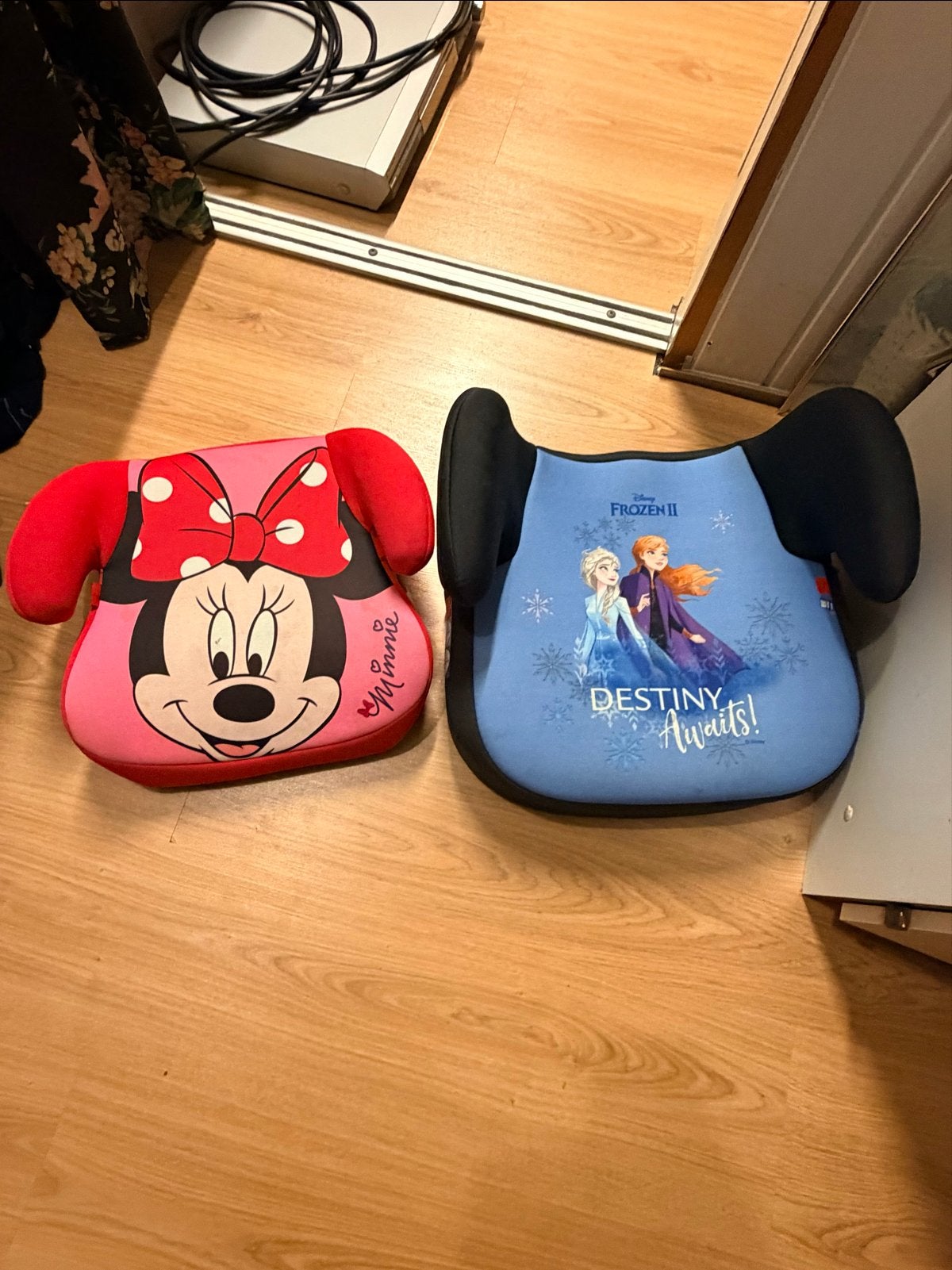 2 Disney zitverhogers: Frozen II & Minnie Mouse, Kinderen en Baby's, Autostoeltjes, 15 t/m 36 kg, Ophalen, Overige merken, Gebruikt