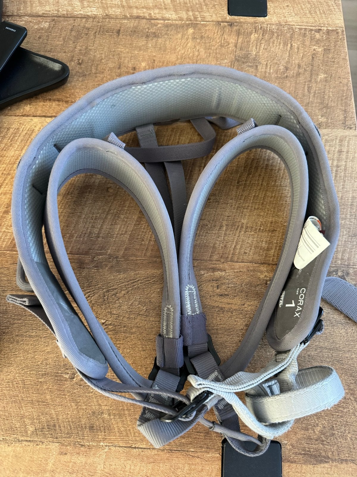Klimset: Petzl Corax harnas, Grigri en karabiners, Ophalen, Zo goed als nieuw, Klimsport-accessoire