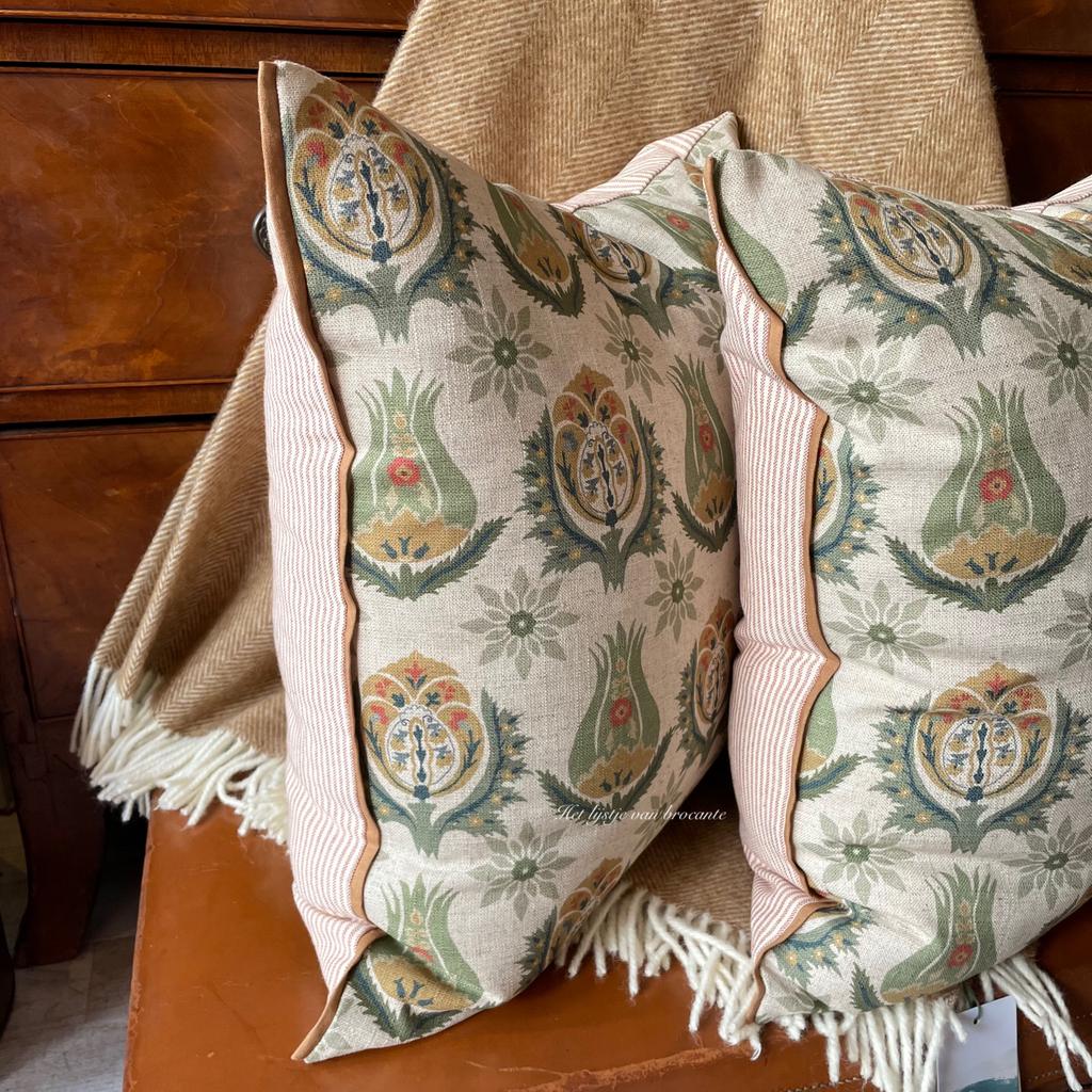 Handgemaakte kussen set Tudor flowers/Stripe, Overige kleuren, Vierkant, Ophalen of Verzenden, Info@hetlijstjevanbrocante.nl