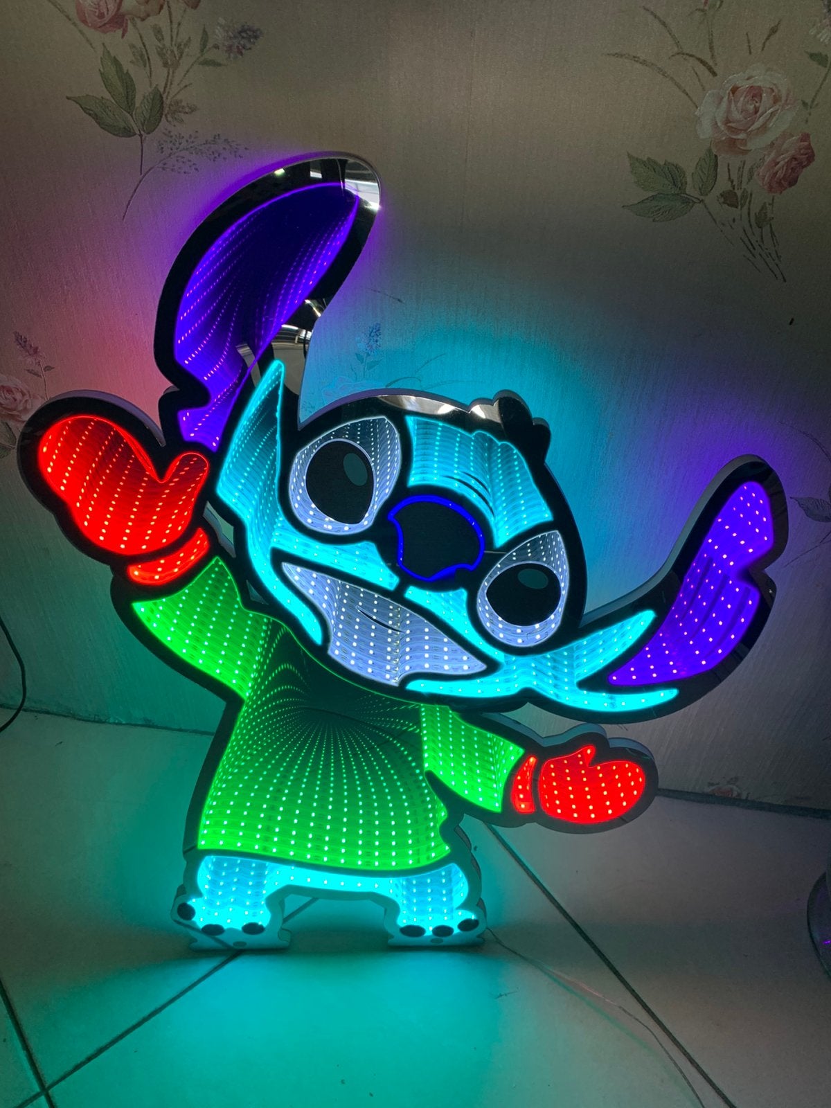 Stitch spiegellicht 3d dancing 75 cm, Ophalen of Verzenden, Overige figuren, Zo goed als nieuw, Beeldje of Figuurtje