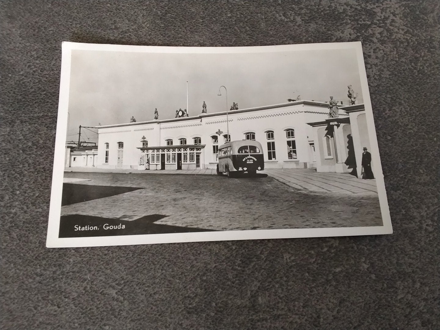 Gouda Station met oldtimerbus 1962, Verzamelen, Ophalen of Verzenden, 1960 tot 1980, Gelopen, Zuid-Holland