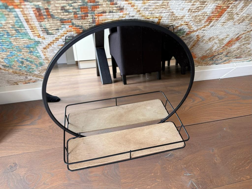 Ronde spiegel met plankje - Zwart metaal en hout, Huis en Inrichting, Woonaccessoires | Spiegels, Ophalen, Zo goed als nieuw, Rond