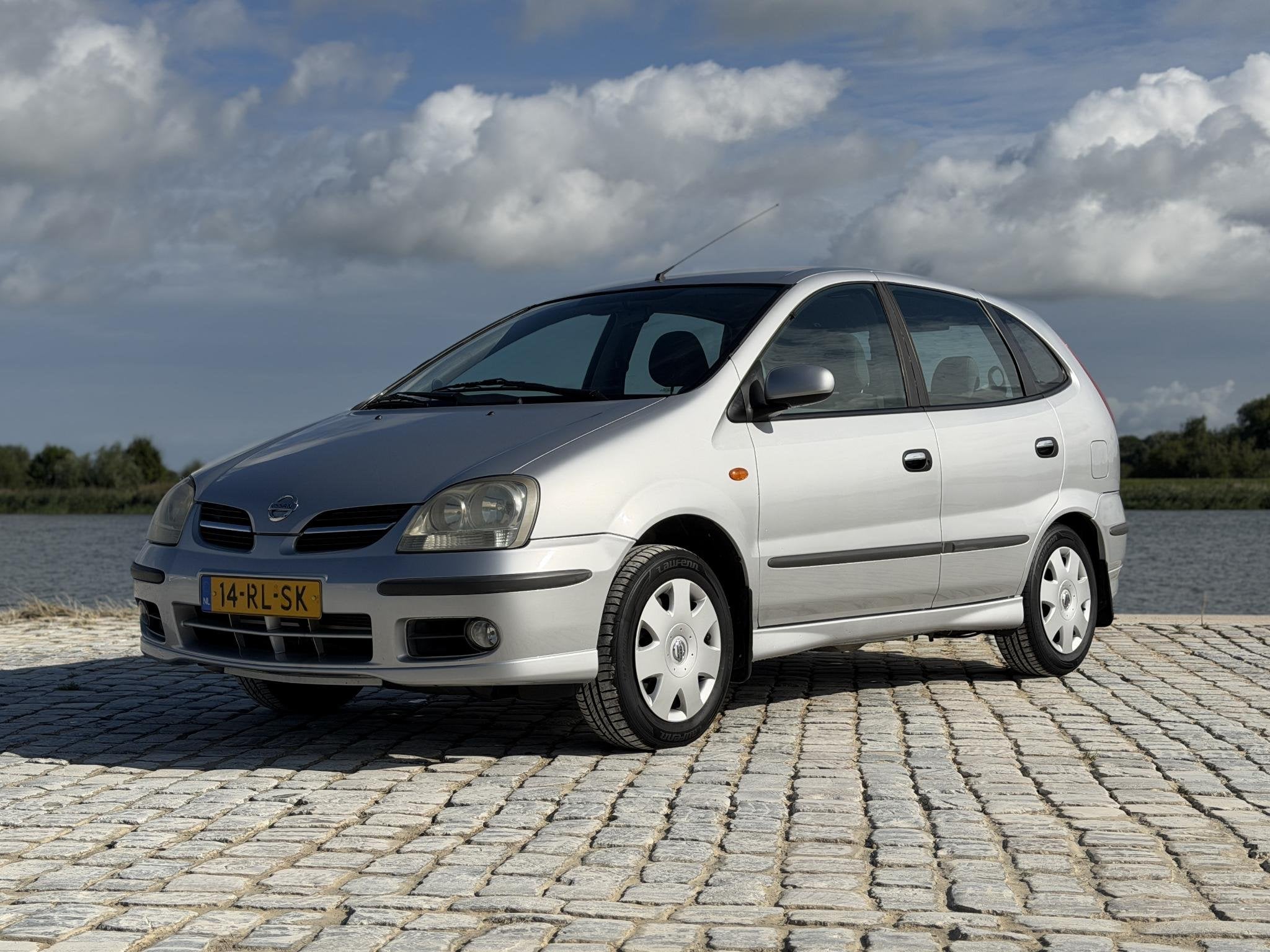 Nissan Almera Tino 1.8 Acenta|100% Onderhouden|Camera|Clima, Auto's, Stof, 4 cilinders, Almera Tino, 116 pk