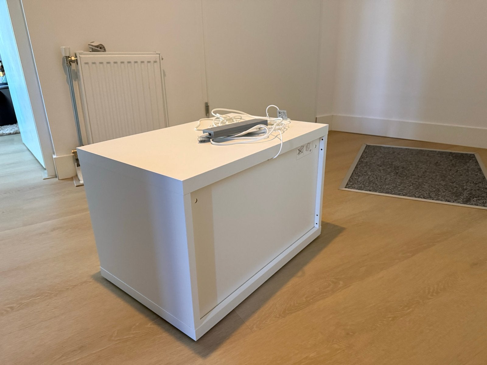Besta kastje Ikea Wit, met glasplaat en lampje., Ophalen, Gebruikt, 50 tot 100 cm, Minder dan 100 cm