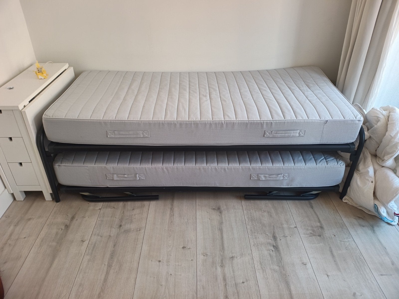 Bed met opklapbaar bed en 2 matrassen
