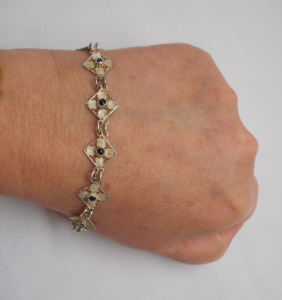 Zilveren verstelbare armband filigrain met steentjes nr.382