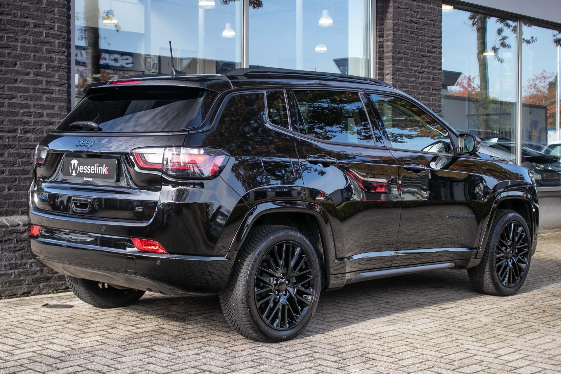 Jeep Compass 4xe 240 Plug-in Hybrid Electric S | Leder | 360, Automaat, 4 cilinders, 179 pk, Zwart