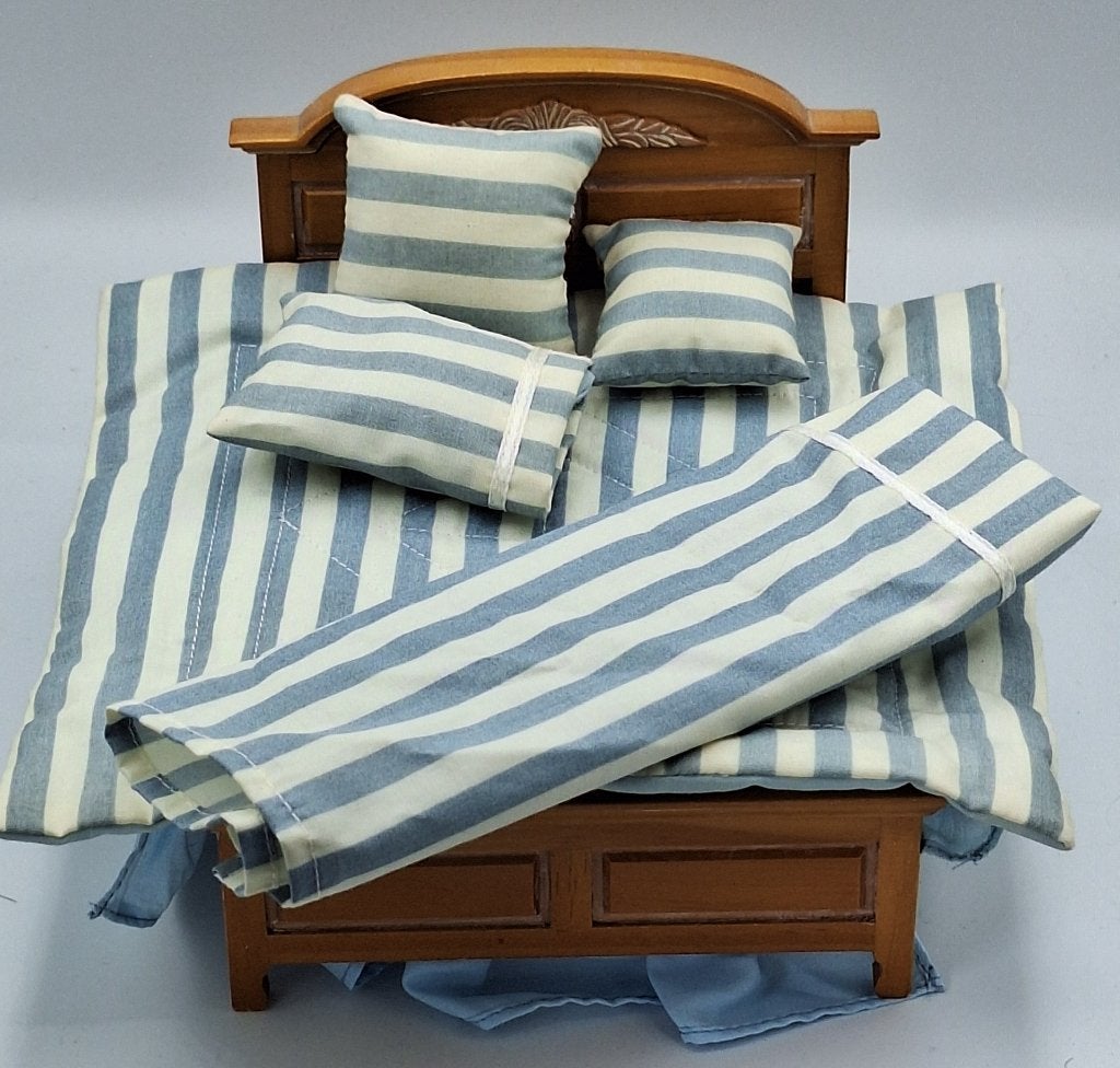 2-persoonsbed Blauw-wit voor het poppenhuis, Ophalen of Verzenden, Gebruikt, Poppenhuis