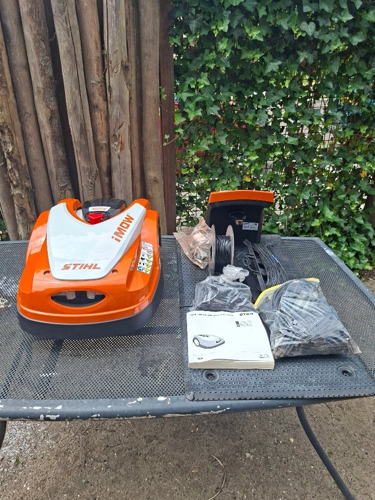 Robotgrasmaaier compleet met laadstation en omheiningsdraad, Tuin en Terras, Grasmaaiers, Ophalen, Zo goed als nieuw, 50 cm of meer