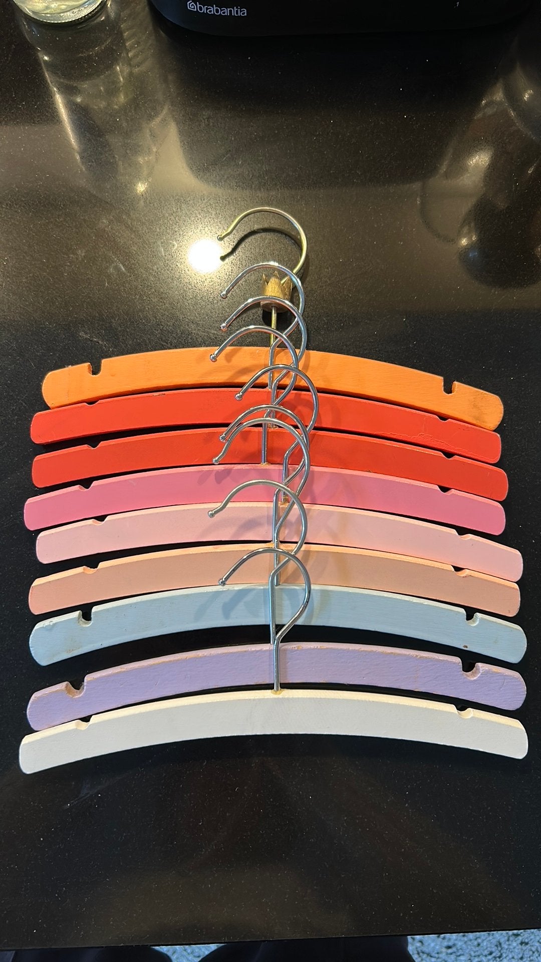 9 baby-kleuter klerenhangertjes, de oranje met n kroontje, Ophalen of Verzenden, Zo goed als nieuw, Hout, Kinderen