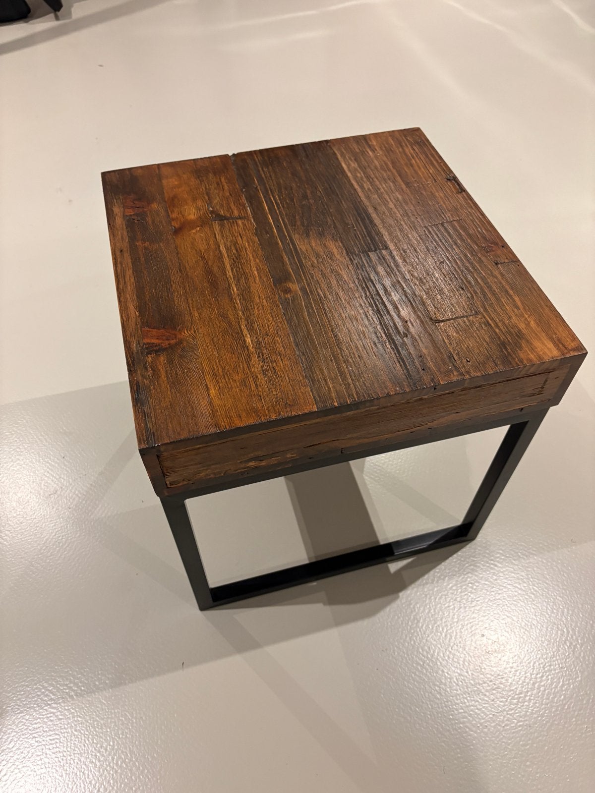 Robuuste bijzettafel van hout en metaal, Minder dan 45 cm, Minder dan 55 cm, Vierkant, Ophalen of Verzenden