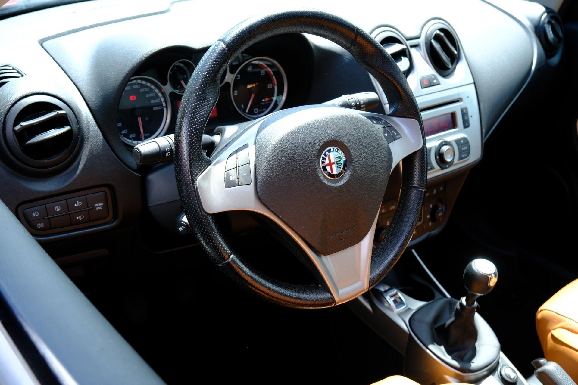 Foto 6 van Alfa Romeo MiTo 1.3 JTDm ECO Essential Pano|Leder|Clima|LMV