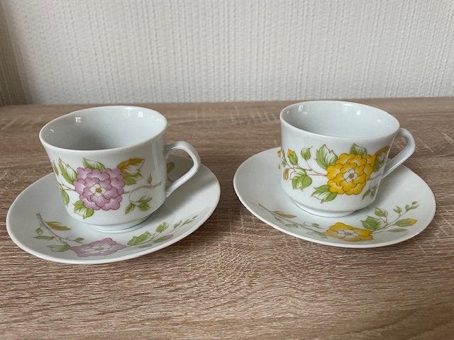 2 Kop en Schotels met roze en gele bloemen, Antiek en Kunst, Ophalen of Verzenden