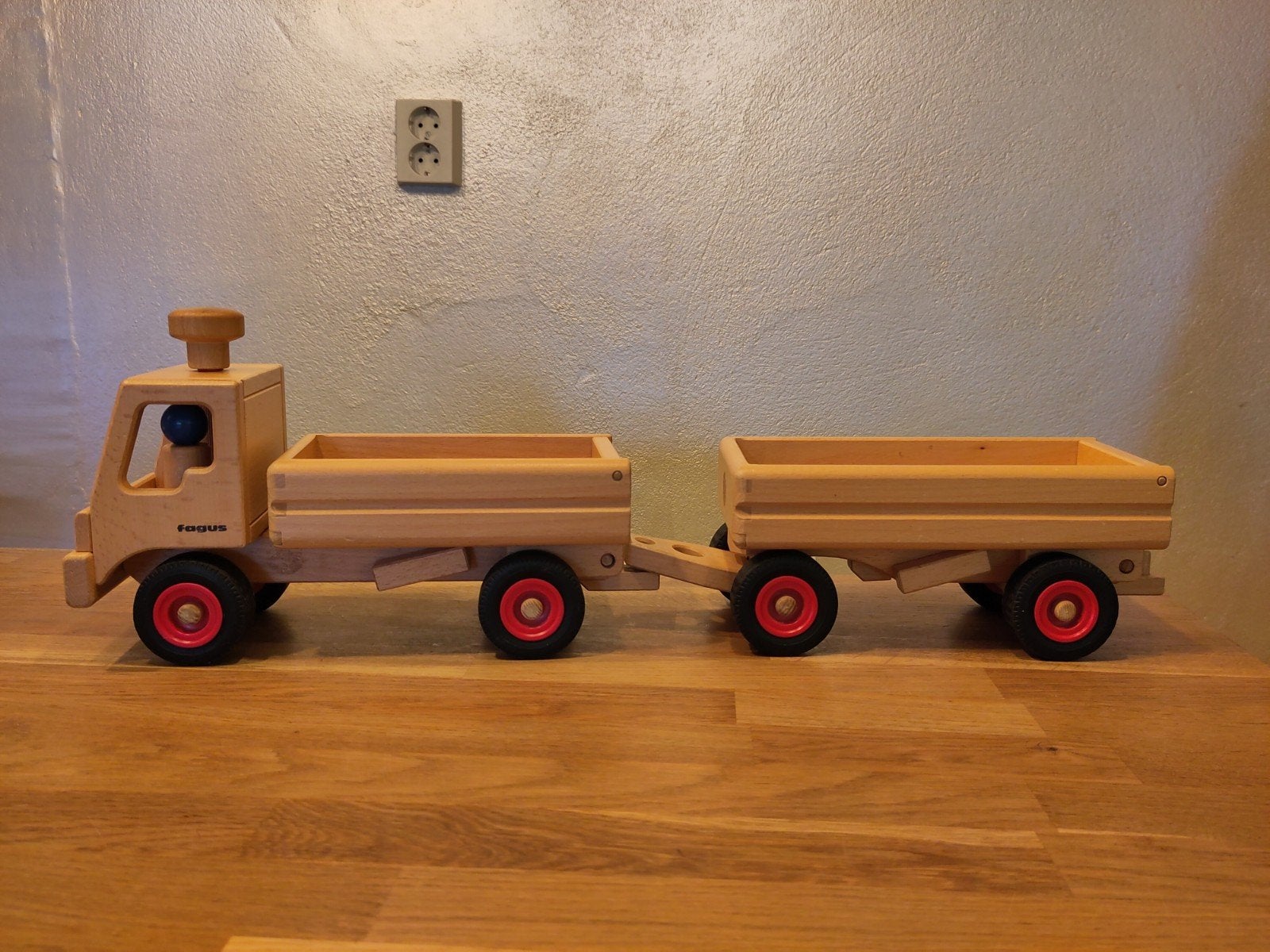 Fagus kiepwagen met kiepbare aanhanger, Ophalen of Verzenden, Zo goed als nieuw, Rij- of Hobbelspeelgoed