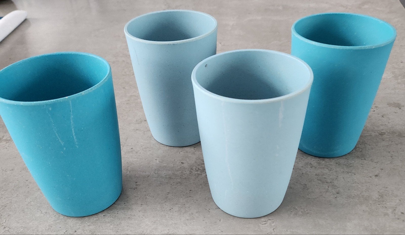 Set van 4 blauwe en lichtblauwe bekers, Huis en Inrichting, Keuken | Keukenbenodigdheden, Kunststof, Ophalen of Verzenden, Overige typen