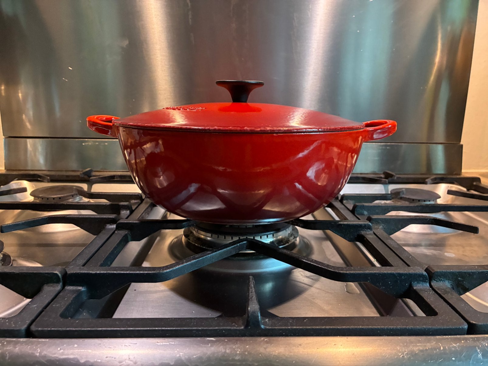 Le Creuset marmite / braadpan 26 cm izgs kersenrood, Ophalen of Verzenden, Zo goed als nieuw, Gietijzer