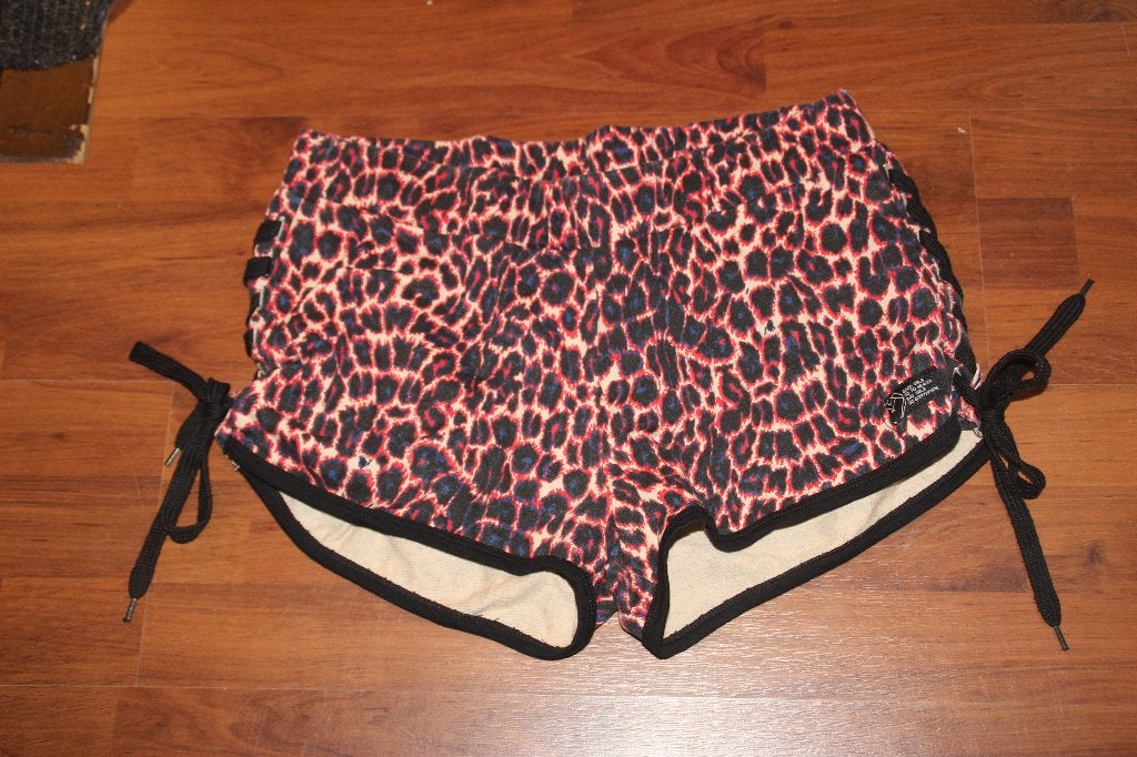 korte broek tijgerprint rood/zwart coolcat, Kleding | Dames, Broeken en Pantalons, Overige kleuren, Kort, Maat 42/44 (L), Ophalen of Verzenden