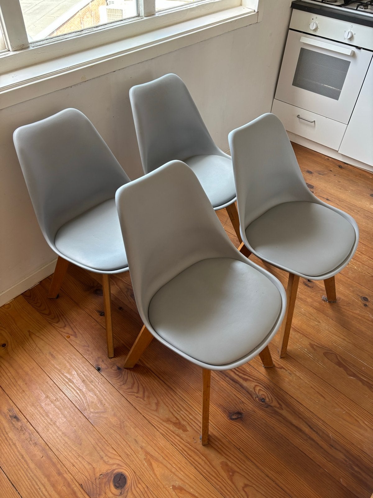 Set van 4 moderne grijze stoelen met houten poten, Huis en Inrichting, Stoelen, Ophalen, Gebruikt, Vier, Grijs