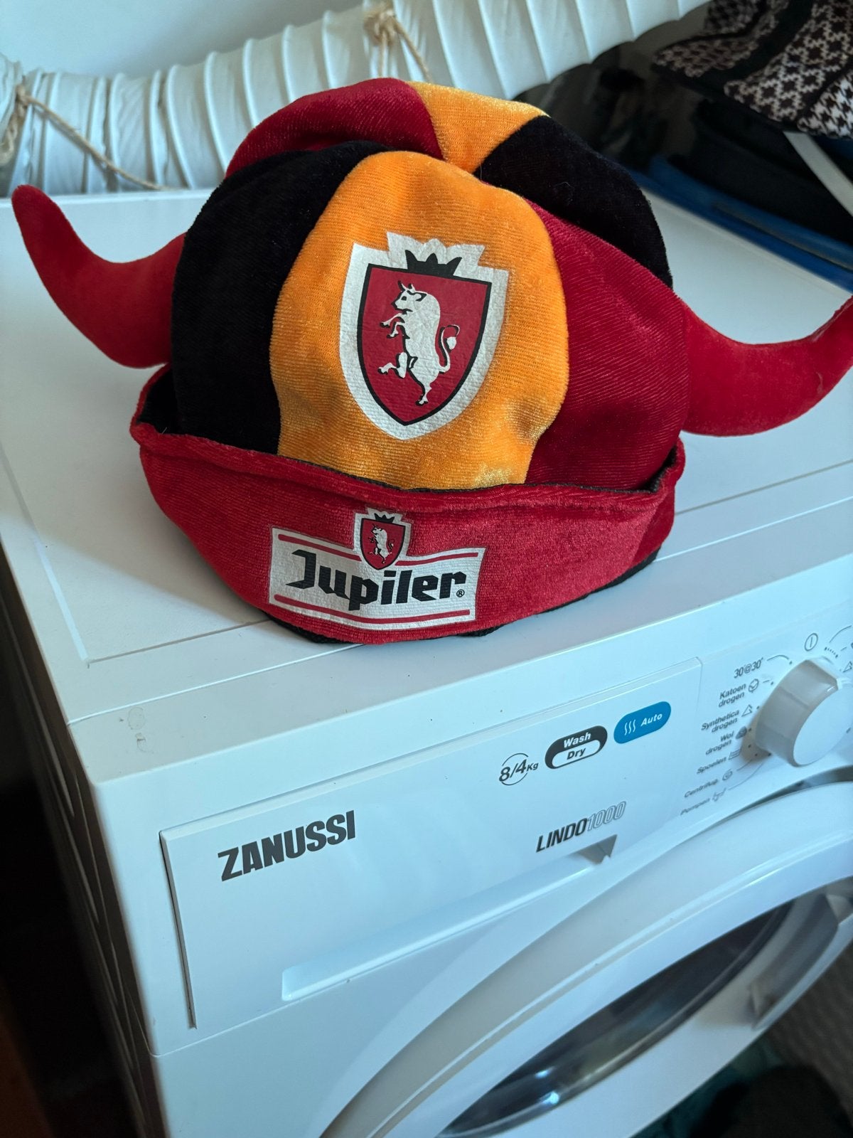 Jupiler Duivelshoed - Belgische vlag kleuren, Kleding | Dames, Ophalen of Verzenden, Zo goed als nieuw, One size fits all, Hoed