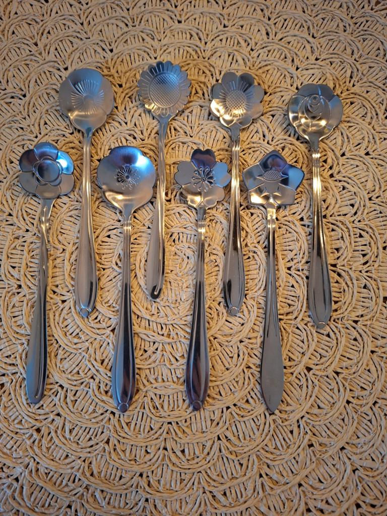 8 Verschillende Koffie-thee lepeltjes bloem., Nieuw, Ophalen of Verzenden, Rvs of Chroom, Vaatwasserbestendig