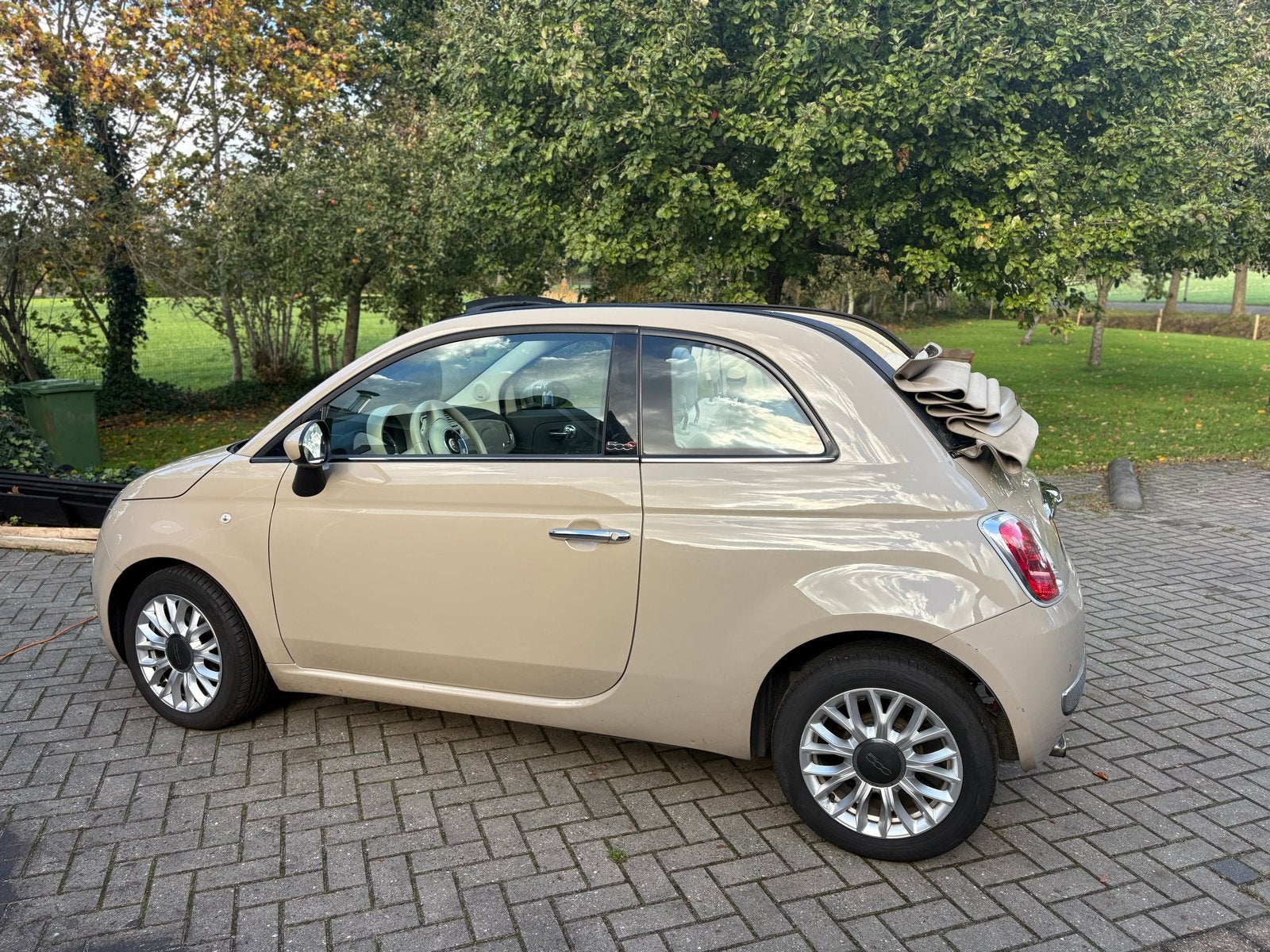 Fiat 500C 0.9 Twinair automaat uit  2014 Cappuccino, Auto's, Stof, 31 €/maand, Bruin, Origineel Nederlands