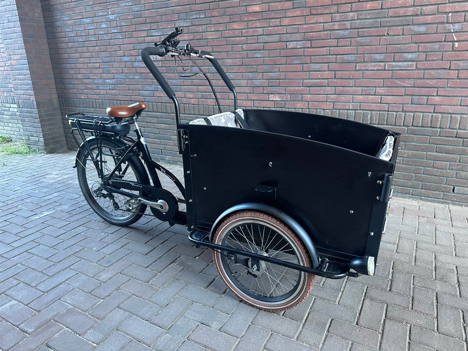 Elektrische bakfiets met 2 bankjes, huif en beschermhoes, 4 kinderen of meer, Gebruikt, Huif, Schijfrem