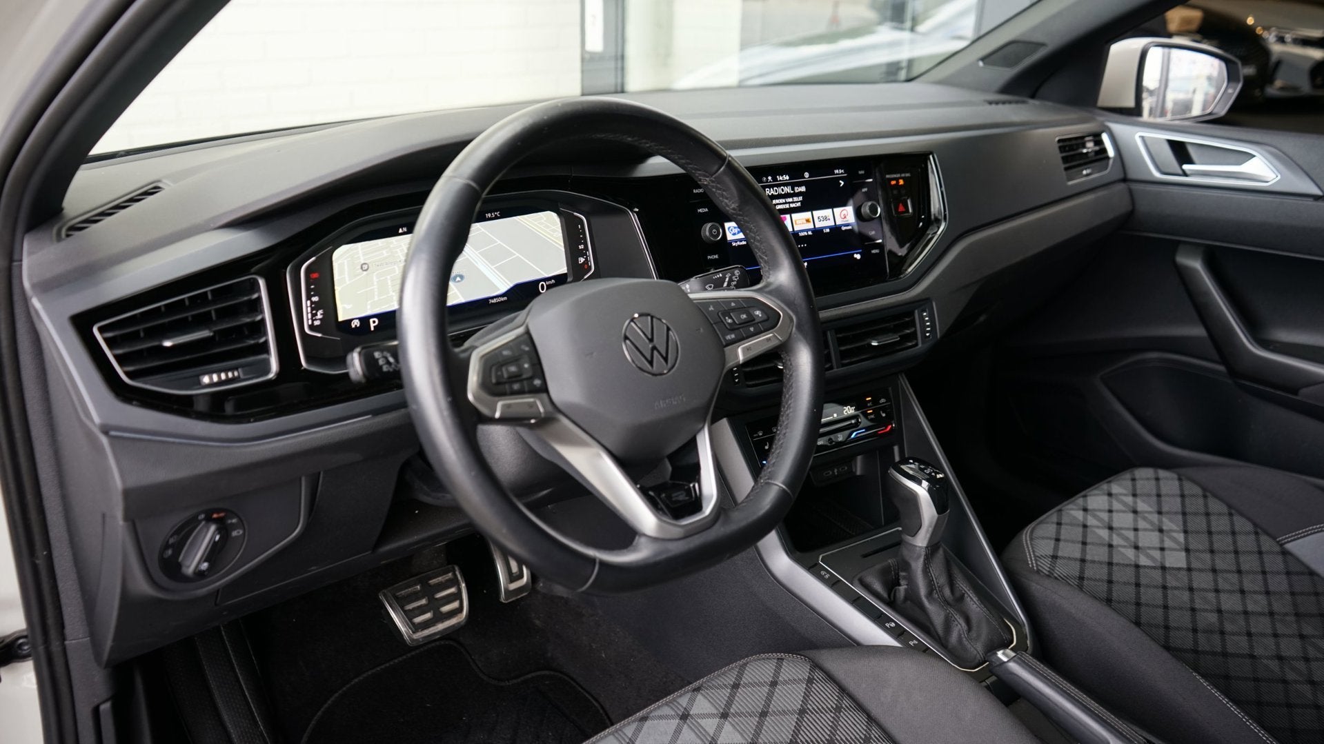 Volkswagen Polo 1.0 TSI R-Line AUTOMAAT |CAMERA|CARPLAY|CLIM, Gebruikt, Zwart, 95 pk, Alcantara