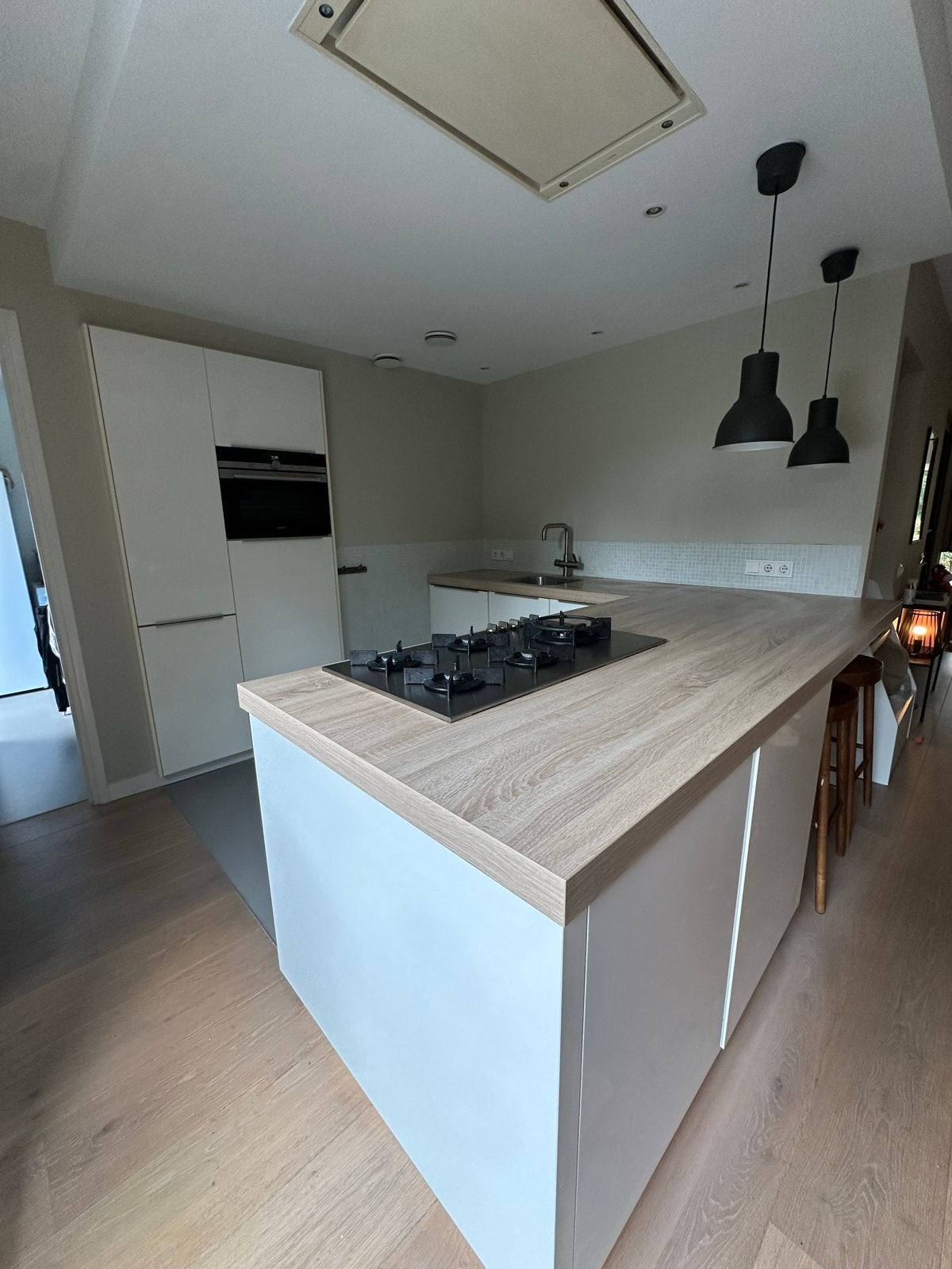 Moderne U-keuken met kookeiland en inbouwapparatuur, Huis en Inrichting, Ophalen, Gebruikt, U-keuken, Wit