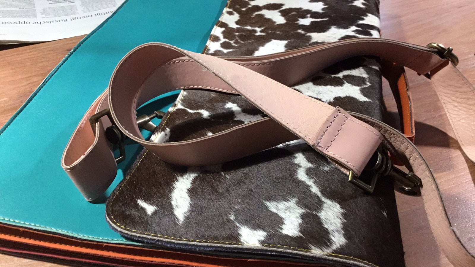 Hippe laptop Tas leer met Koeienhuidprint en Turquoise, Ophalen of Verzenden, Zo goed als nieuw, Overige kleuren, Avondtasje