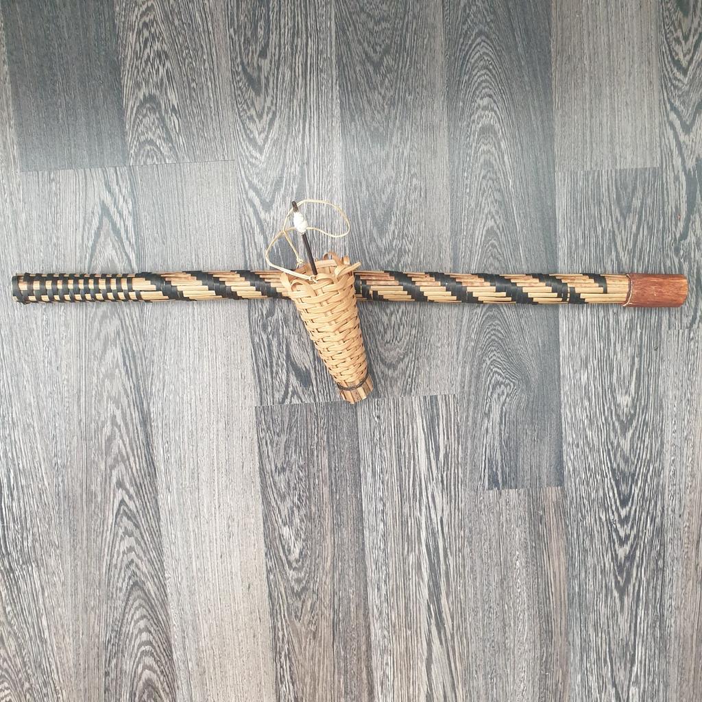 Traditionele Indonesische blaaspijp met pijlkoker en pijl, Antiek en Kunst, Ophalen of Verzenden