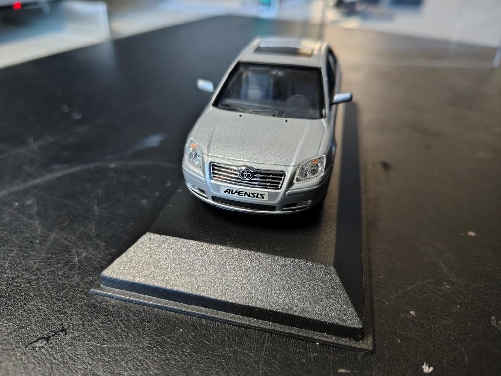Minichamps Toyota Avensis 2004, schaal 1:43, dealermodel., Hobby en Vrije tijd, Modelauto's | 1:43, Verzenden, Zo goed als nieuw
