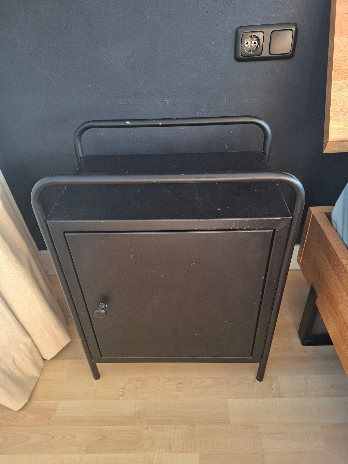 2x Metalen Nachtkastjes met Opbergruimte, Ophalen, Gebruikt, Minder dan 45 cm, Metaal of Aluminium