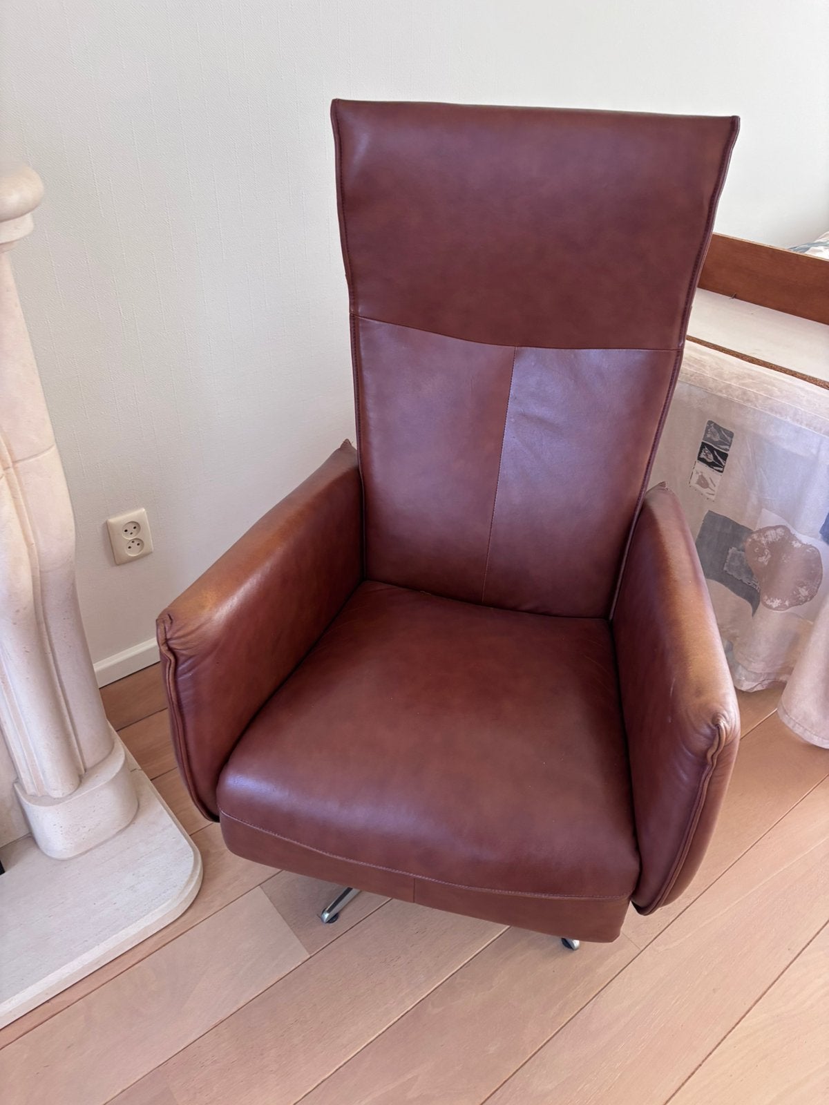 Cognac kleur stoel met verstelbaar voetstuk, Ophalen, Zo goed als nieuw, 75 tot 100 cm, 50 tot 75 cm