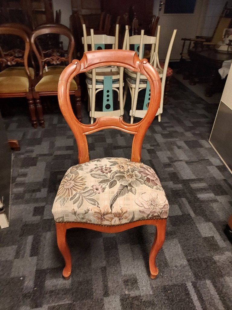 Biedermeier oorstoel, gebloemde gobelin bekleding., Ophalen