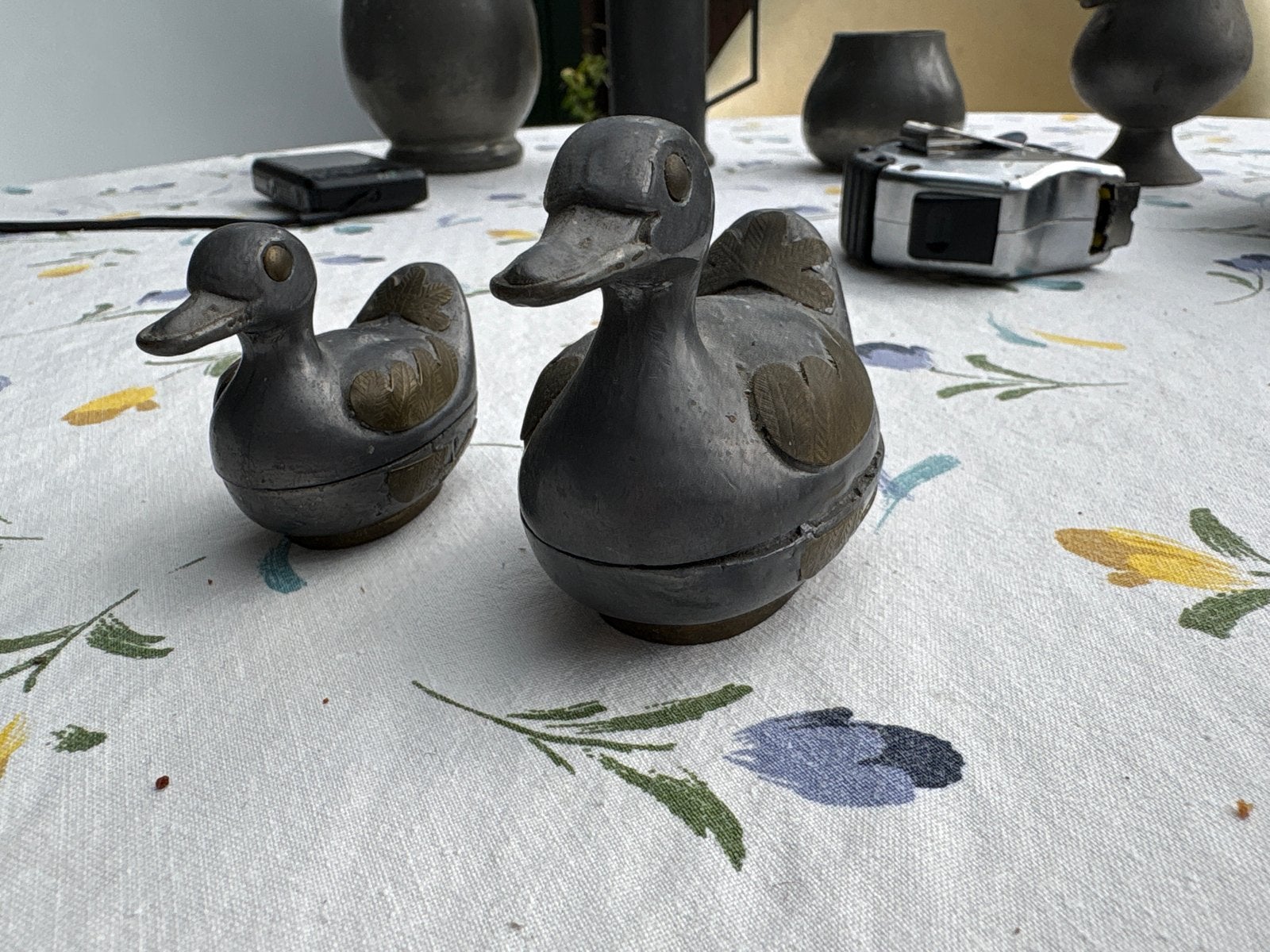 Set van 2 vintage tinnen eenden beeldjes, Made in Hong Kong, Antiek en Kunst, Ophalen