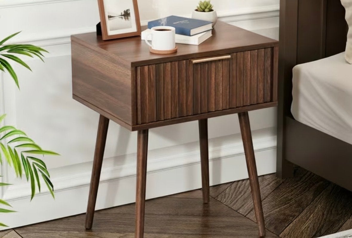 Nachtkastje met lade en houten poten, Huis en Inrichting, Minder dan 45 cm, Nieuw, Hout, 55 tot 70 cm