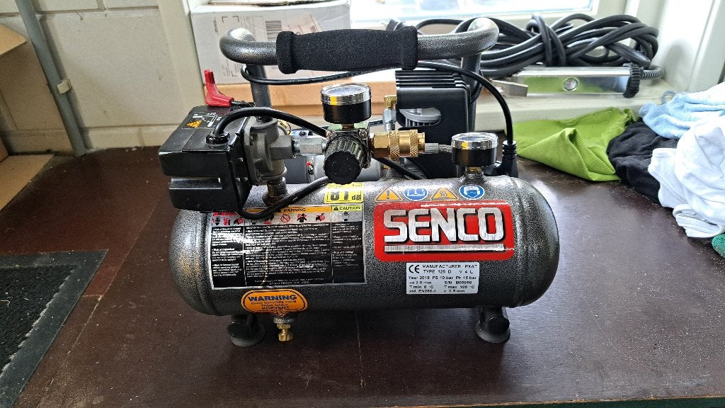 Senco AC4504 Compressor - Olievrij en stil, Doe-het-zelf en Verbouw, Compressors, Ophalen, 6 tot 10 bar, Zo goed als nieuw, Minder dan 200 liter/min
