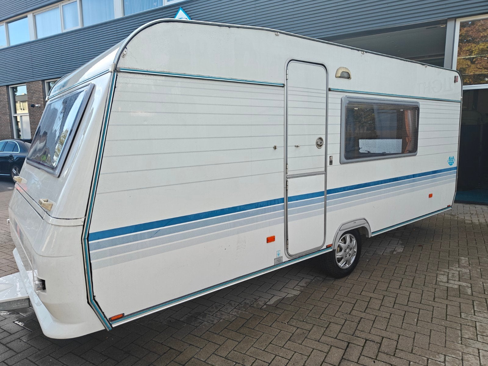 mooie lichtgewicht Adria Caravan met stapelbed en voortent!!, Caravans en Kamperen, Caravans, Leemansweg 33d, Bedrijf, Adria, 5 tot 6 meter