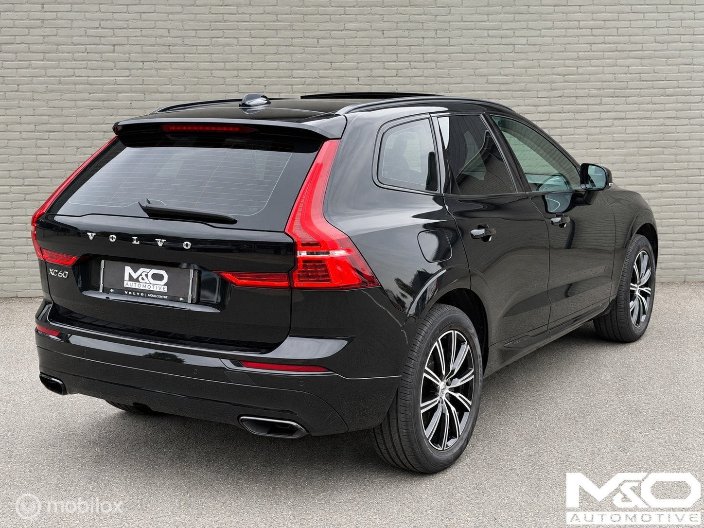 Volvo XC60 2.0 B5 INSCRIPTION | PANO | TREKHAAK | LED | HUD, Gebruikt, 4 cilinders, 1969 cc, Zwart