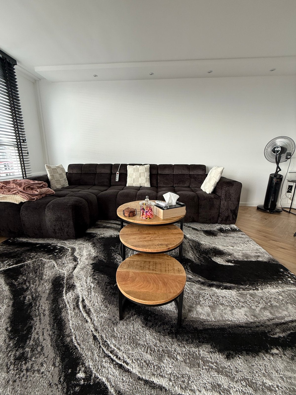 Zwarte Eettafel met 6 crèmekleurige stoelen. Salontafel 3set, Ophalen, Zwart, Zo goed als nieuw, Vijf, Zes of meer stoelen
