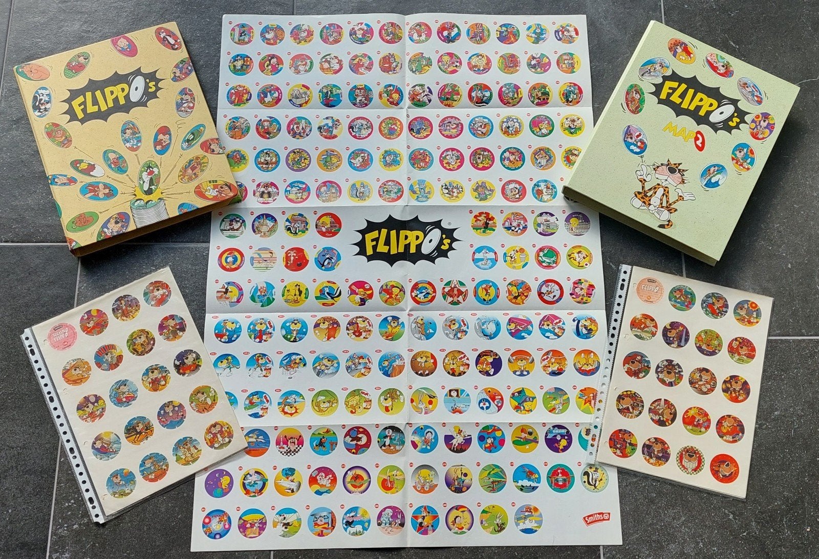 Flippo mappen met poster en stickervellen, Verzamelen, Flippo's, Ophalen of Verzenden, Spiek, Verzameling, Met verzamelmap(pen)
