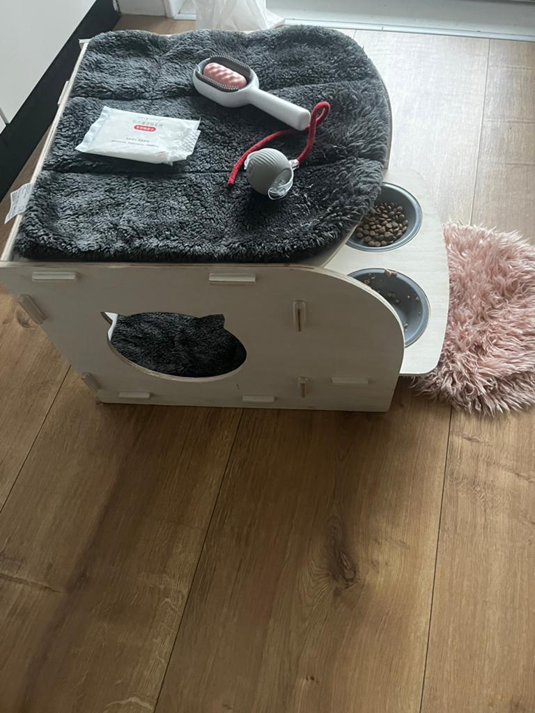 House cat with feeding station, Dieren en Toebehoren, Ophalen, Zo goed als nieuw