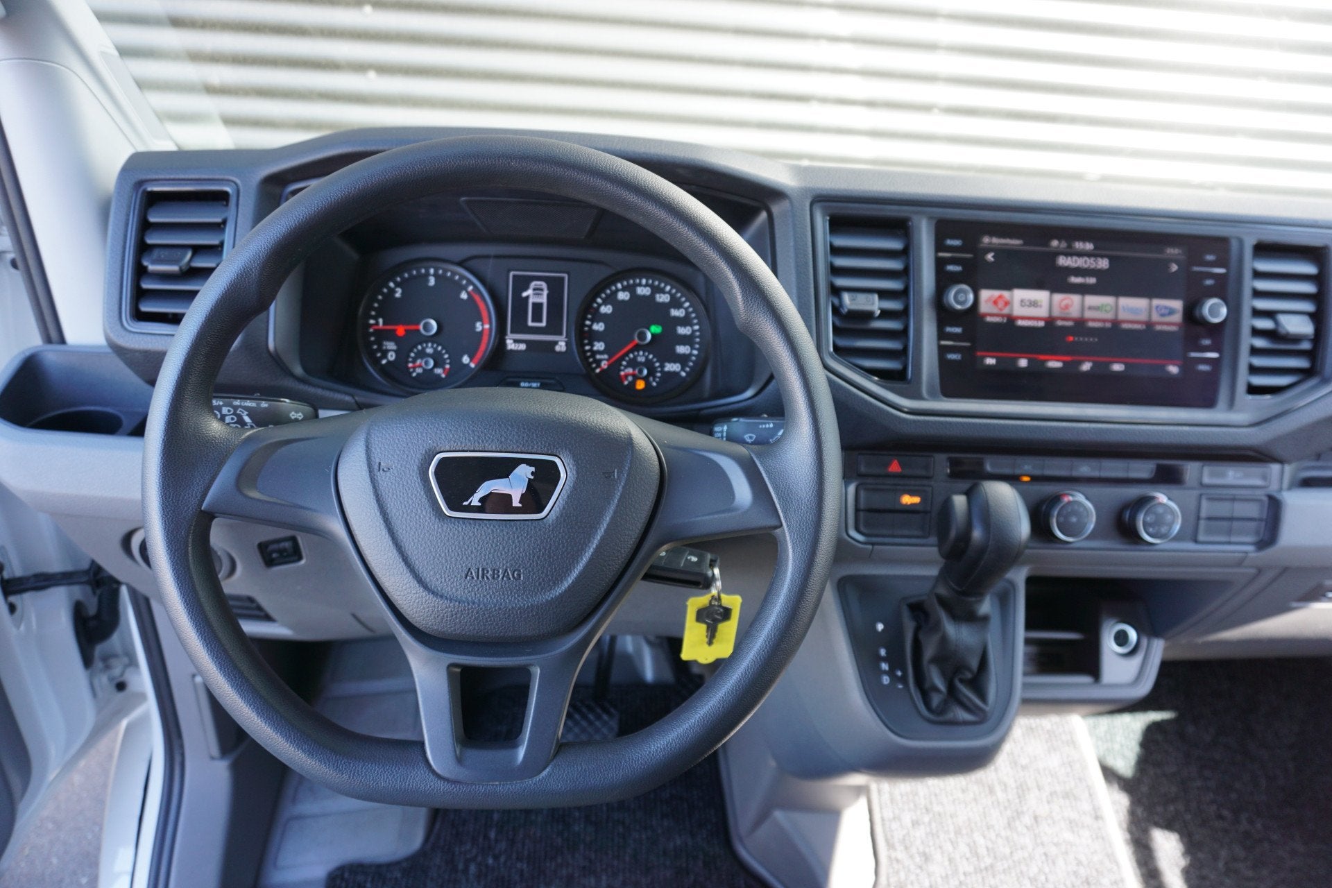 MAN TGE 3.180 180pk Automaat Bakwagen Apple Carplay Navigati, Auto's, Bestelauto's, Stof, Gebruikt, 4 cilinders, MAN